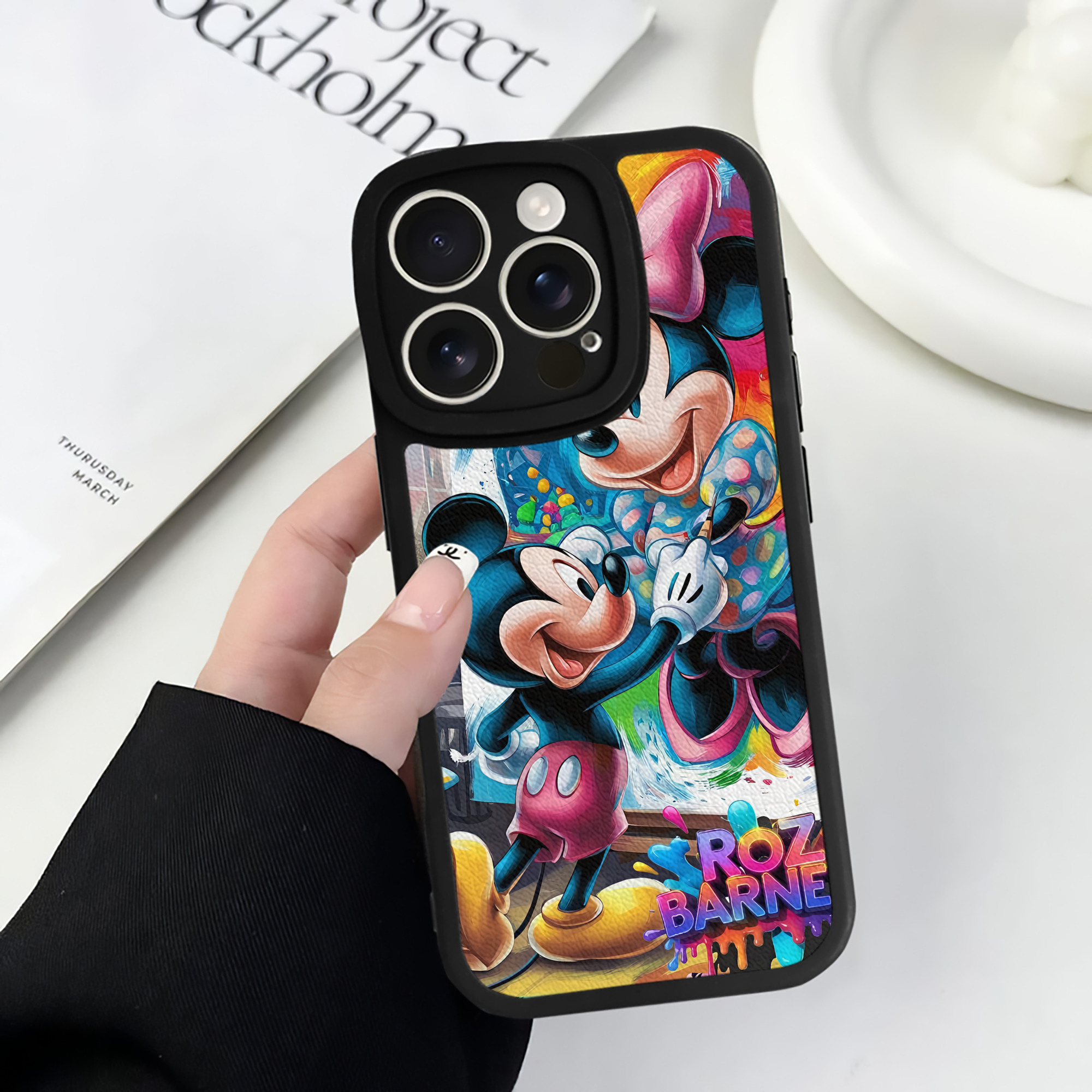 （画像用） ミッキーマウス Mickey Mouse 【iPhone 16シリーズ対応】シリコンスマホケース（レザー調） 材質：シリコン